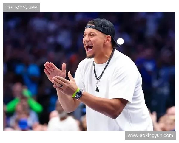 独行侠老板现场观战NBA中国赛女兆日月笑容成经典表情包